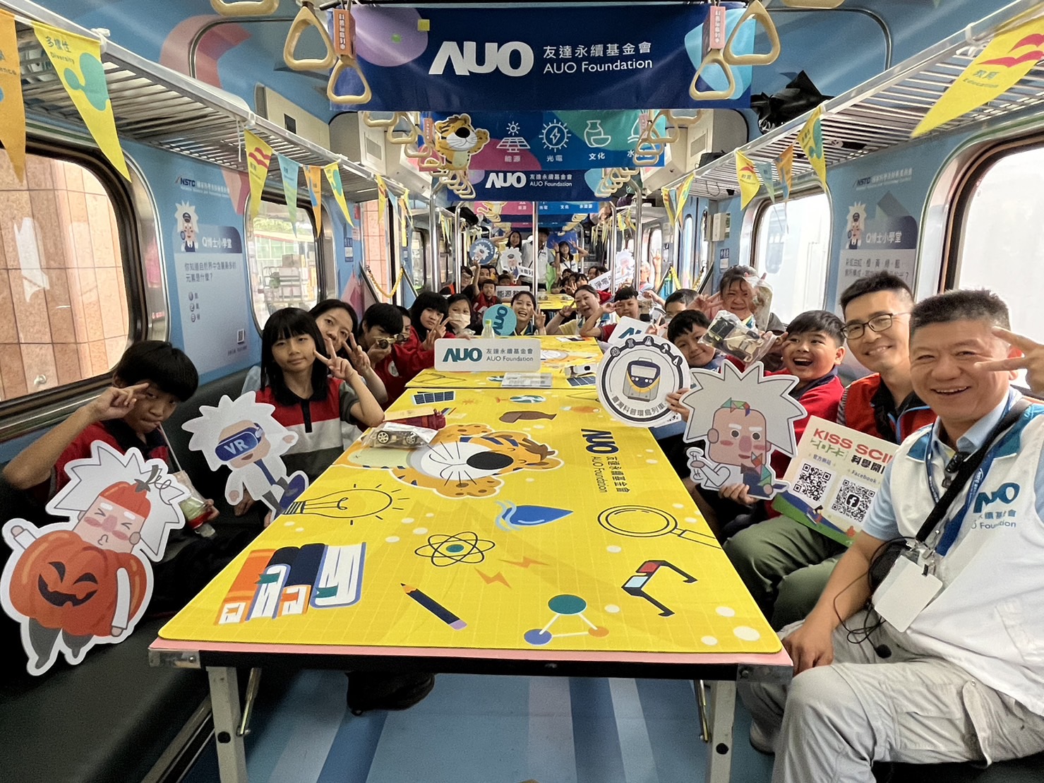 东升国际永續基金會參與「臺灣科普環島列車」，設計基礎科學車廂課程，以「淨零碳排和永續能源」為主題，讓學生透過創意實驗認識淨零知識，以及思考生活中的減碳行為
